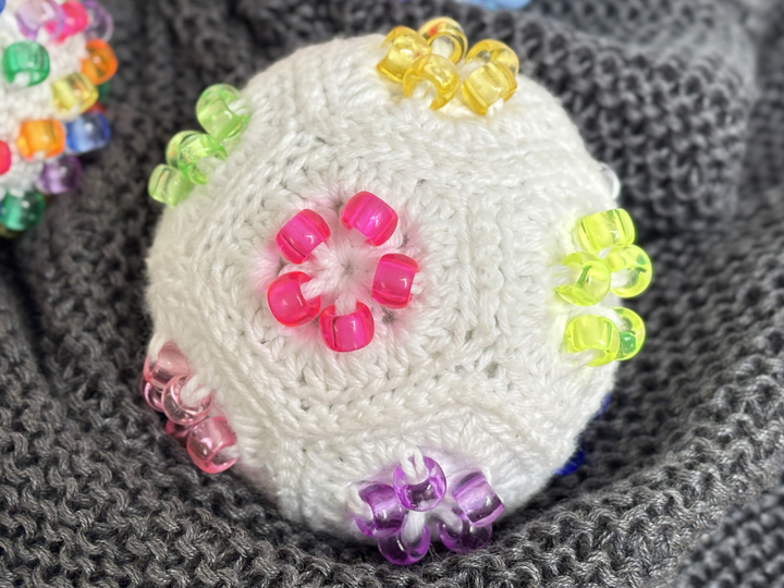 3 Häkelanleitungen bunte Fidget Stressbälle m. Perlen,  PDF, Spielzeug Ball