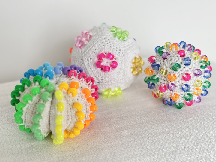 3 Häkelanleitungen bunte Fidget Stressbälle m. Perlen,  PDF, Spielzeug Ball