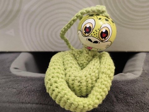 Häkelanleitung: Baumpython-Würmchen