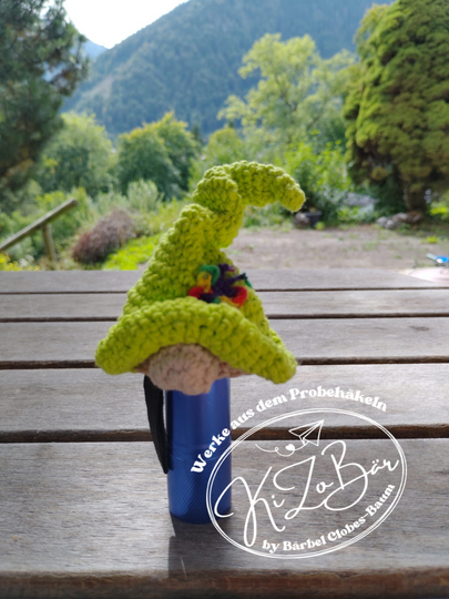 Flaschenhut Wichtel - Häkelanleitung für einen dekorativen Flaschenhut