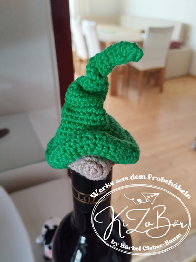 Flaschenhut Wichtel - Häkelanleitung für einen dekorativen Flaschenhut