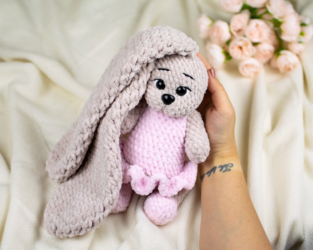 Häkelanleitung – Zuckerwatte-Häschen aus Chenillegarn mit Kleid