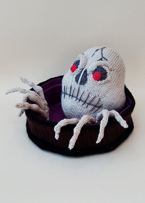 TeaCosyFolk's Halloween Skull Quality Street Box Cover Knitting Pattern - Image 11