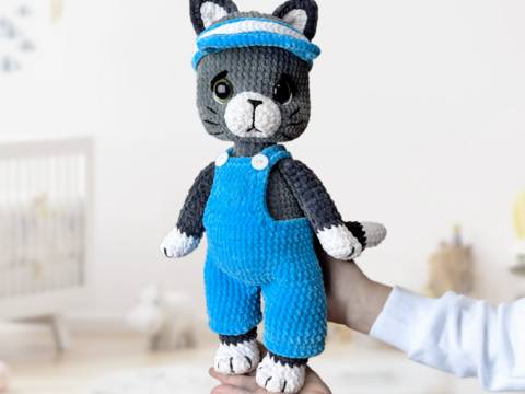 Crochet Kitten Pattern – Amigurumi Cat with Outfit: Overalls & Sun Visor.
