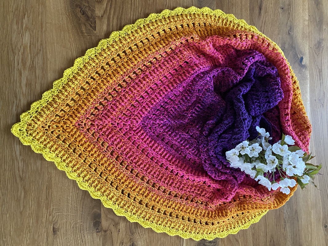 Mad Dorian - Häkelanleitung kuscheliges Dreieckstuch - Bild 35