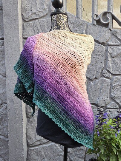 Mad Dorian - Häkelanleitung kuscheliges Dreieckstuch