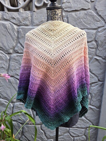 Mad Dorian - Häkelanleitung kuscheliges Dreieckstuch