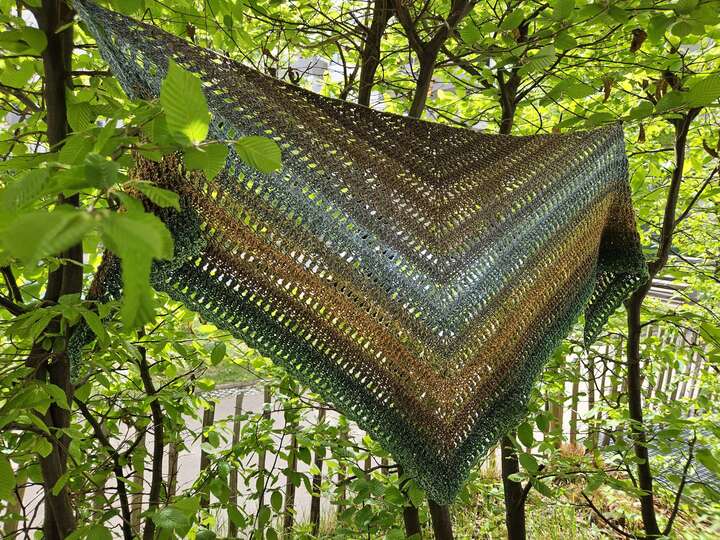 Mad Dorian - Häkelanleitung kuscheliges Dreieckstuch