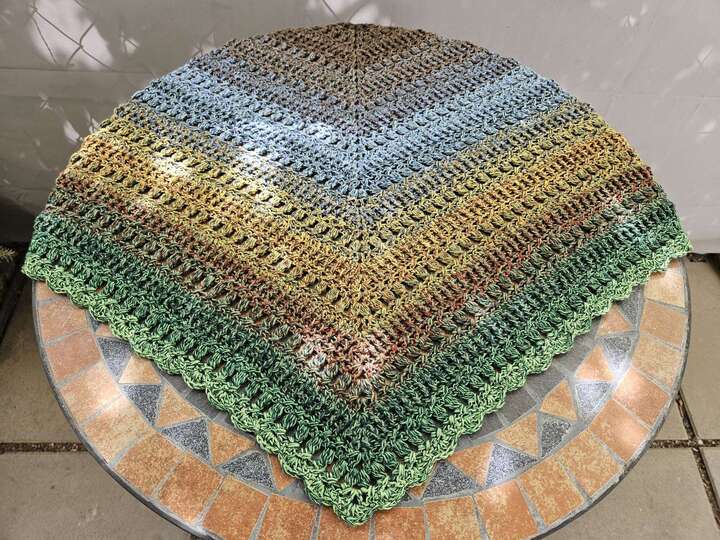 Mad Dorian - Häkelanleitung kuscheliges Dreieckstuch