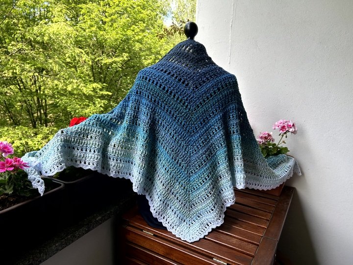 Mad Dorian - Häkelanleitung kuscheliges Dreieckstuch