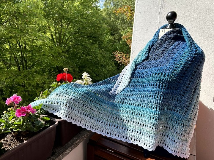 Mad Dorian - Häkelanleitung kuscheliges Dreieckstuch