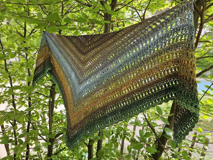 Mad Dorian - Häkelanleitung kuscheliges Dreieckstuch