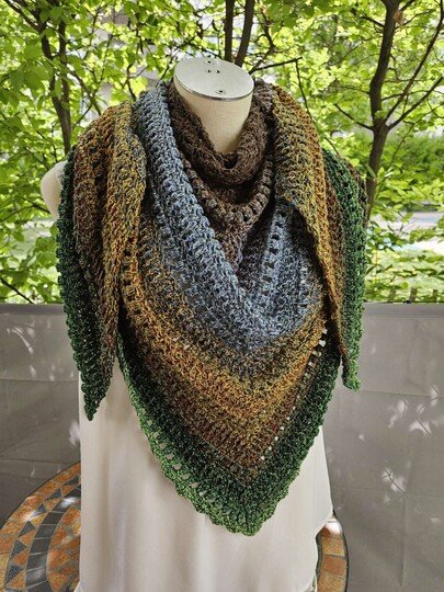 Mad Dorian - Häkelanleitung kuscheliges Dreieckstuch