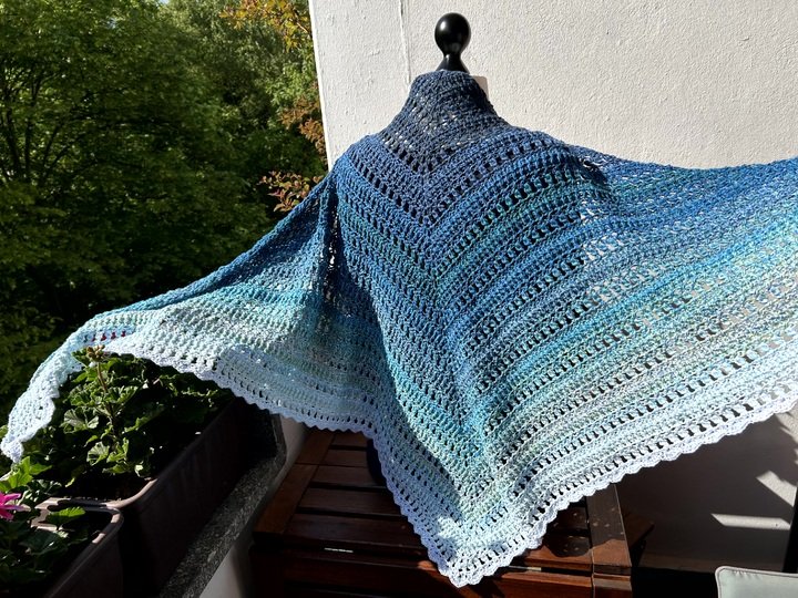 Mad Dorian - Häkelanleitung kuscheliges Dreieckstuch