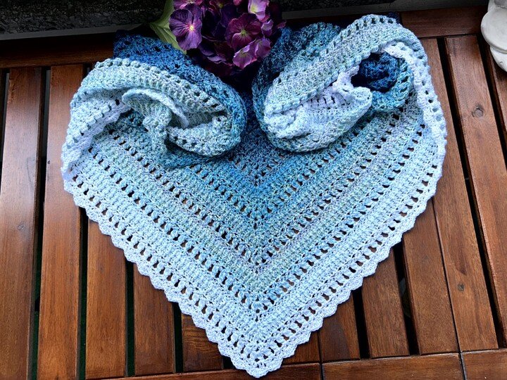 Mad Dorian - Häkelanleitung kuscheliges Dreieckstuch