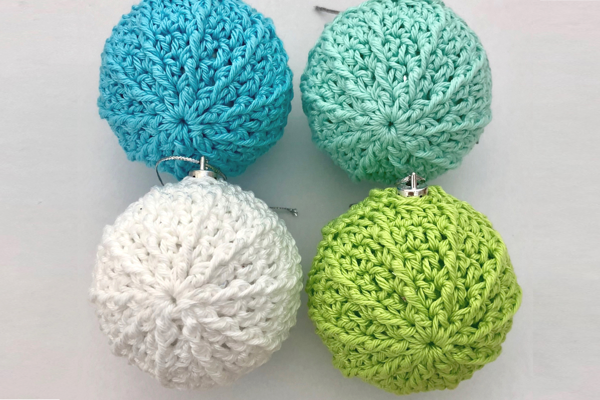 Häkelanleitung Christbaumschmuck Freebie: Christbaumkugeln mit Reliefmuster