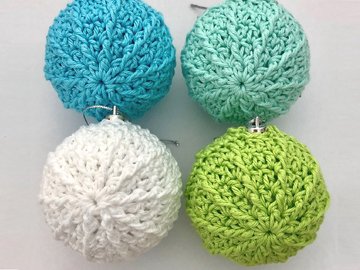 Häkelanleitung Christbaumschmuck Freebie: Christbaumkugeln mit Reliefmuster