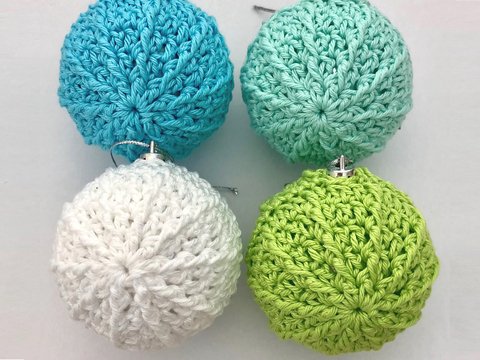 Häkelanleitung Christbaumschmuck Freebie: Christbaumkugeln mit Reliefmuster