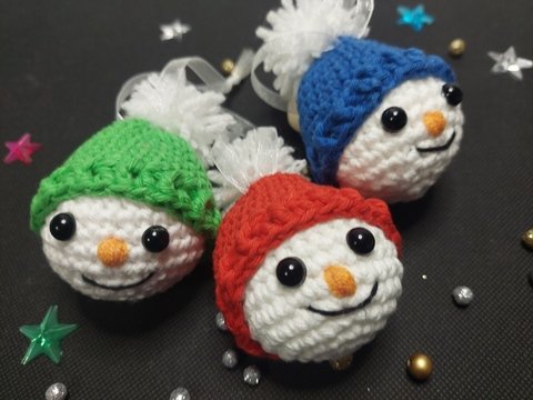 Häkelanleitung Flocki & Friends – Schneemannanhänger für den Baum