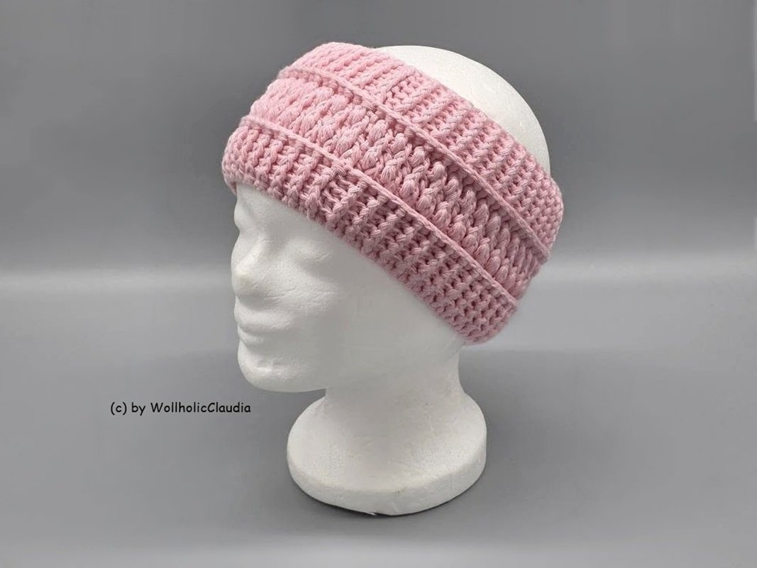 Rosa gehäkeltes Stirnband mit Rippenmuster auf weißem Schaumkopf