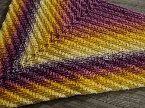 Crochet pattern for the symmetrical shawl "Saskiora"