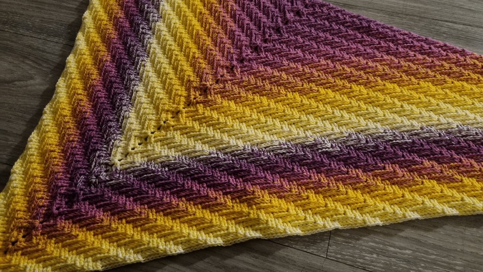 Crochet pattern for the symmetrical shawl "Saskiora"