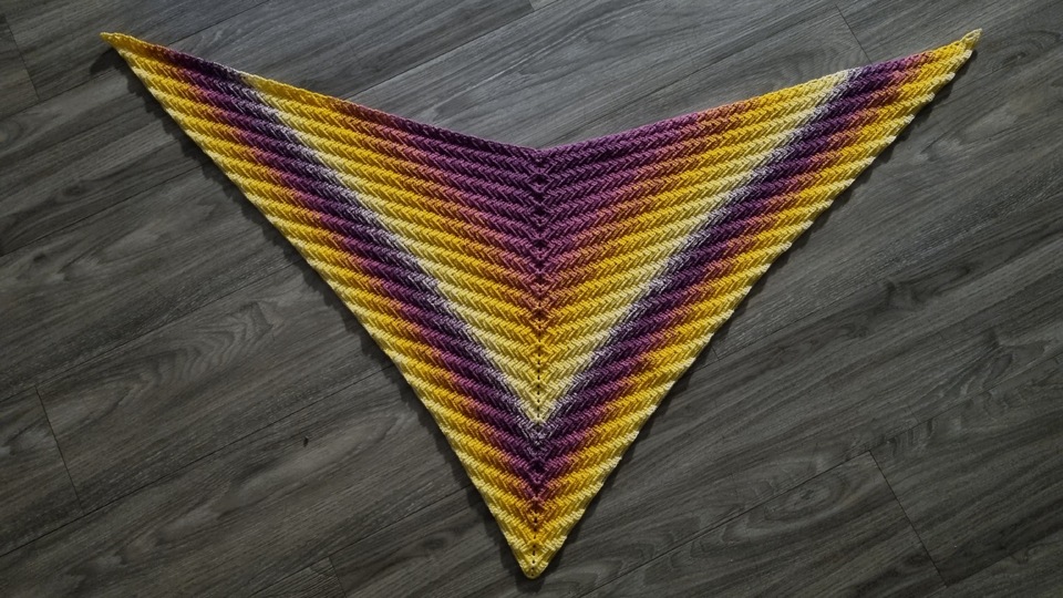 Crochet pattern for the symmetrical shawl "Saskiora"