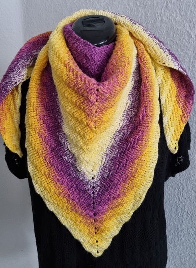 Crochet pattern for the symmetrical shawl "Saskiora"