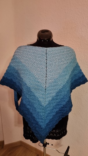 Crochet pattern for the symmetrical shawl "Saskiora"