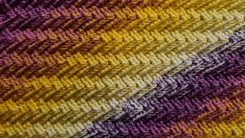 Crochet pattern for the symmetrical shawl "Saskiora"