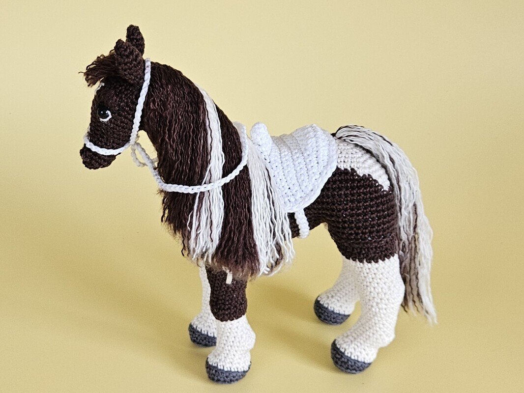 Pferd Pedro mit Sattel und Zaumzeug - Amigurumi Häkelanleitung - Bild 3