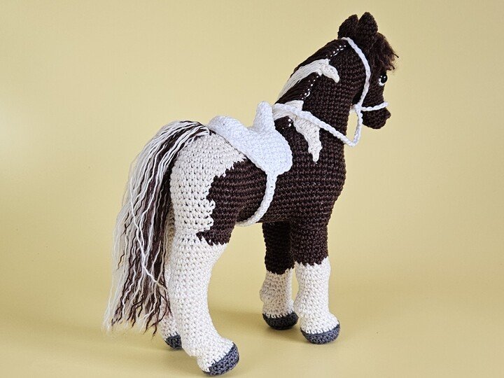 Realistisches Pferd Pedro mit Sattel und Zaumzeug - Amigurumi Häkeln