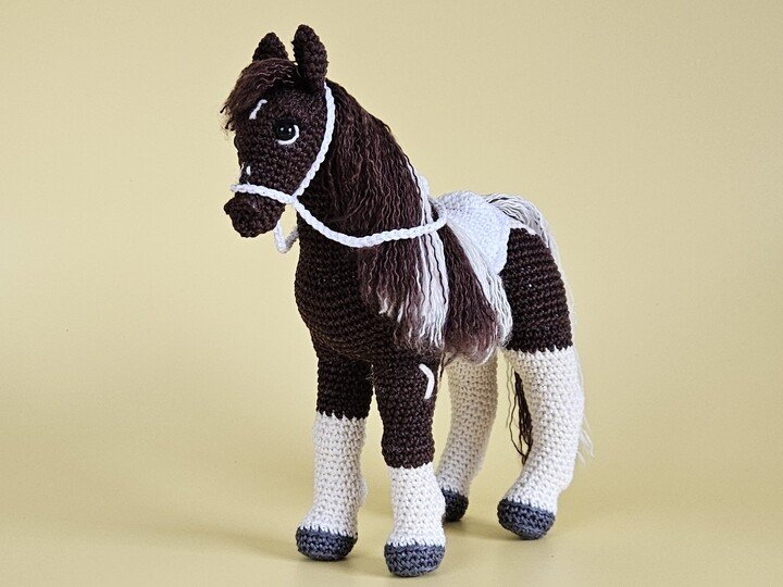 Realistisches Pferd Pedro mit Sattel und Zaumzeug - Amigurumi Häkeln
