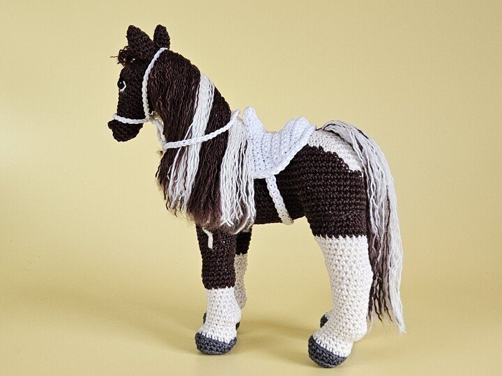Realistisches Pferd Pedro mit Sattel und Zaumzeug - Amigurumi Häkeln