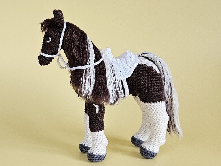 Realistisches Pferd Pedro mit Sattel und Zaumzeug - Amigurumi Häkeln