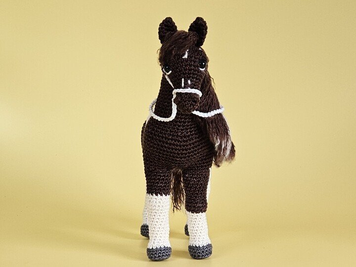 Realistisches Pferd Pedro mit Sattel und Zaumzeug - Amigurumi Häkeln
