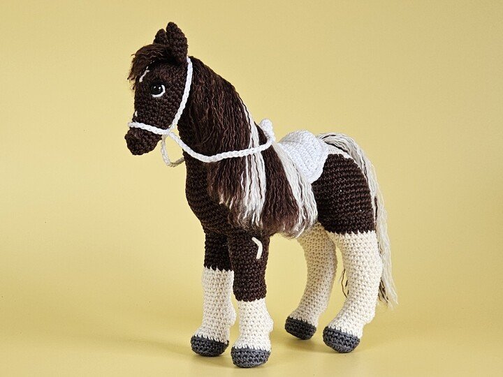 Realistisches Pferd Pedro mit Sattel und Zaumzeug - Amigurumi Häkeln