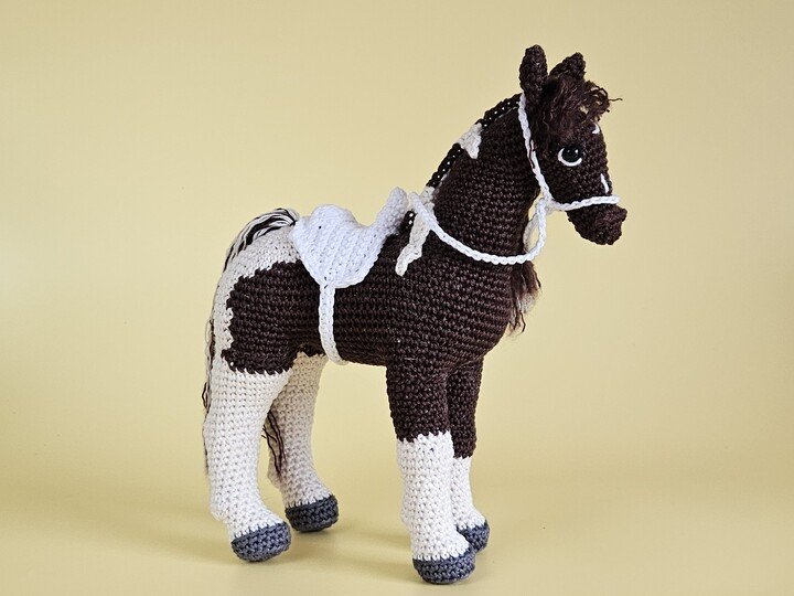 Realistisches Pferd Pedro mit Sattel und Zaumzeug - Amigurumi Häkeln