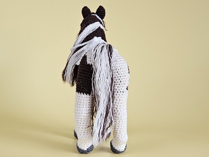 Realistisches Pferd Pedro mit Sattel und Zaumzeug - Amigurumi Häkeln