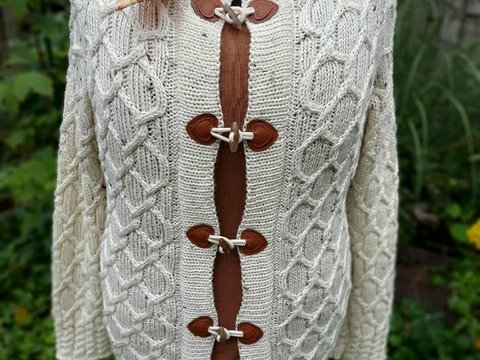 Wunderschöne Zopfmusterjacke "Bienenkönigin", RVO, Größe XS-5XL und größer