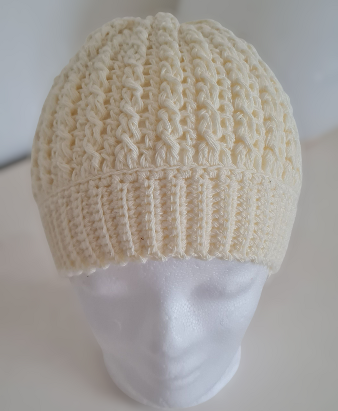 Cremefarbene gehäkelte Damenmütze auf Kopfmodell mit Rippenbündchen und strukturierter Maschenstreifen