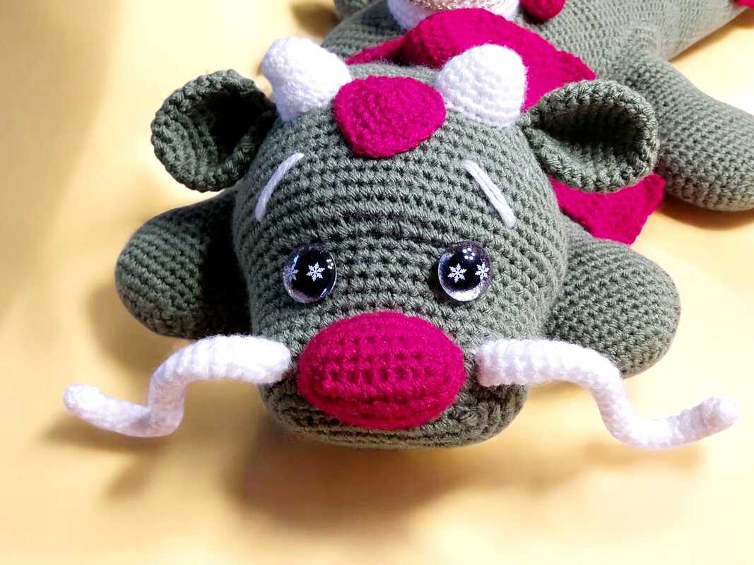 Häkelanleitung / Amigurumi / Adventsdrache - Bild 2