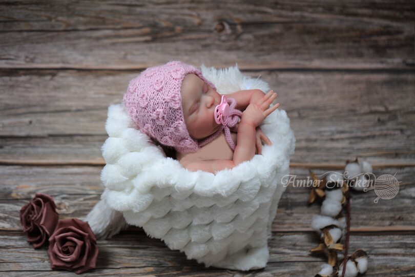 Mulberry cap/bonnet knitted in a mulberry pattern No. 002
