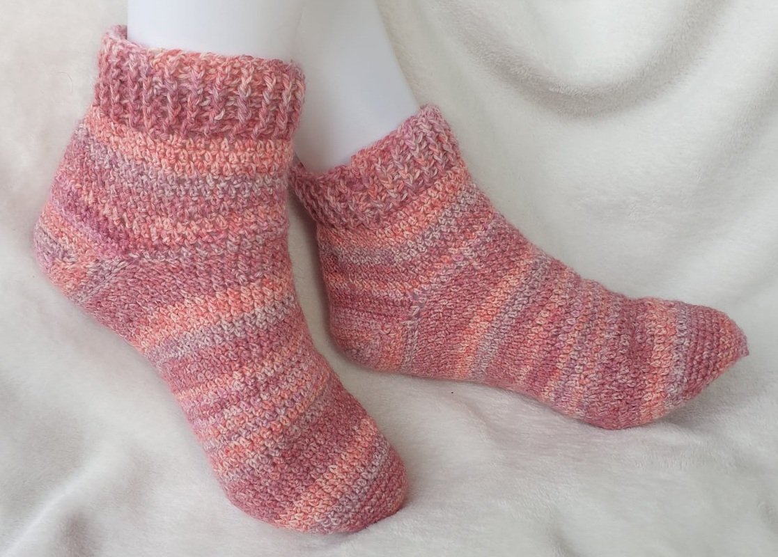 Crochet pattern for socks no. 1 ‘Pixel’ cuff down with boomerang heel