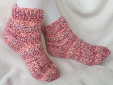 Crochet pattern for socks no. 1 ‘Pixel’ cuff down with boomerang heel