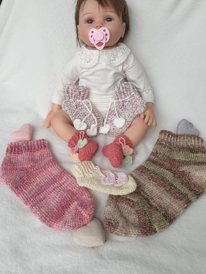 Crochet pattern for socks no. 1 ‘Pixel’ cuff down with boomerang heel