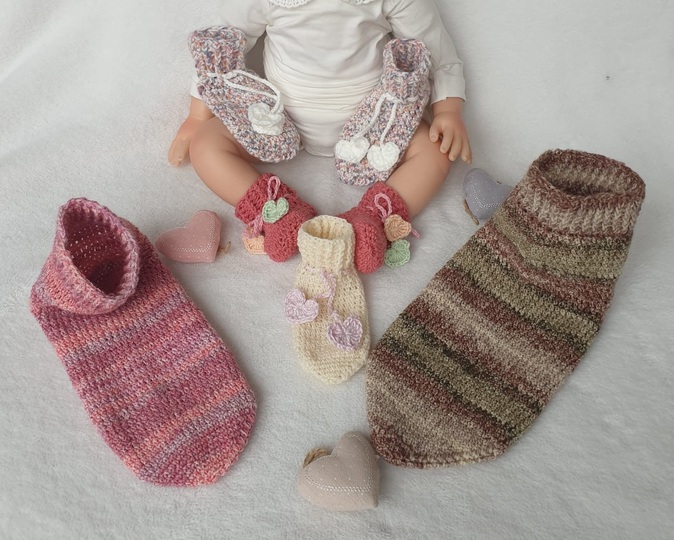 Crochet pattern for socks no. 1 ‘Pixel’ cuff down with boomerang heel