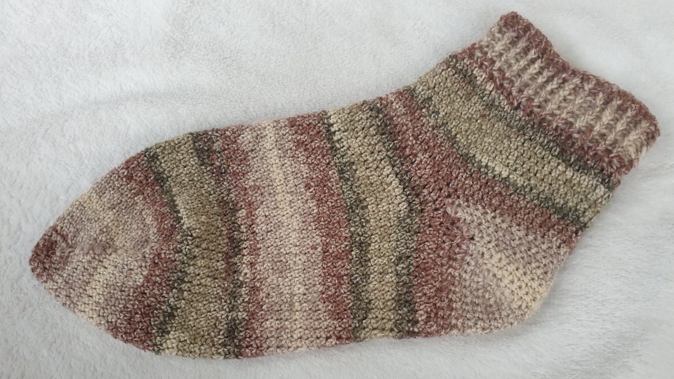 Crochet pattern for socks no. 1 ‘Pixel’ cuff down with boomerang heel