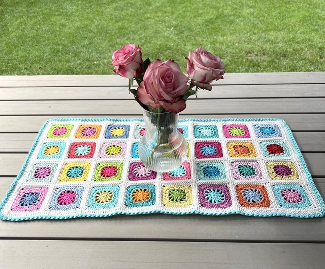 Granny Square Tischläufer "Sunrise Squares" Häkelanleitung, beliebige Größe