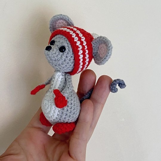 Maus mit Wintermütze. Häkelanleitung